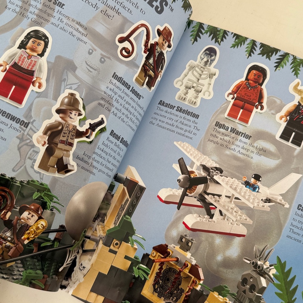 Lego MiniFigure Ultimate Sticker Collection Book - 2010 - Picture 14 of 16